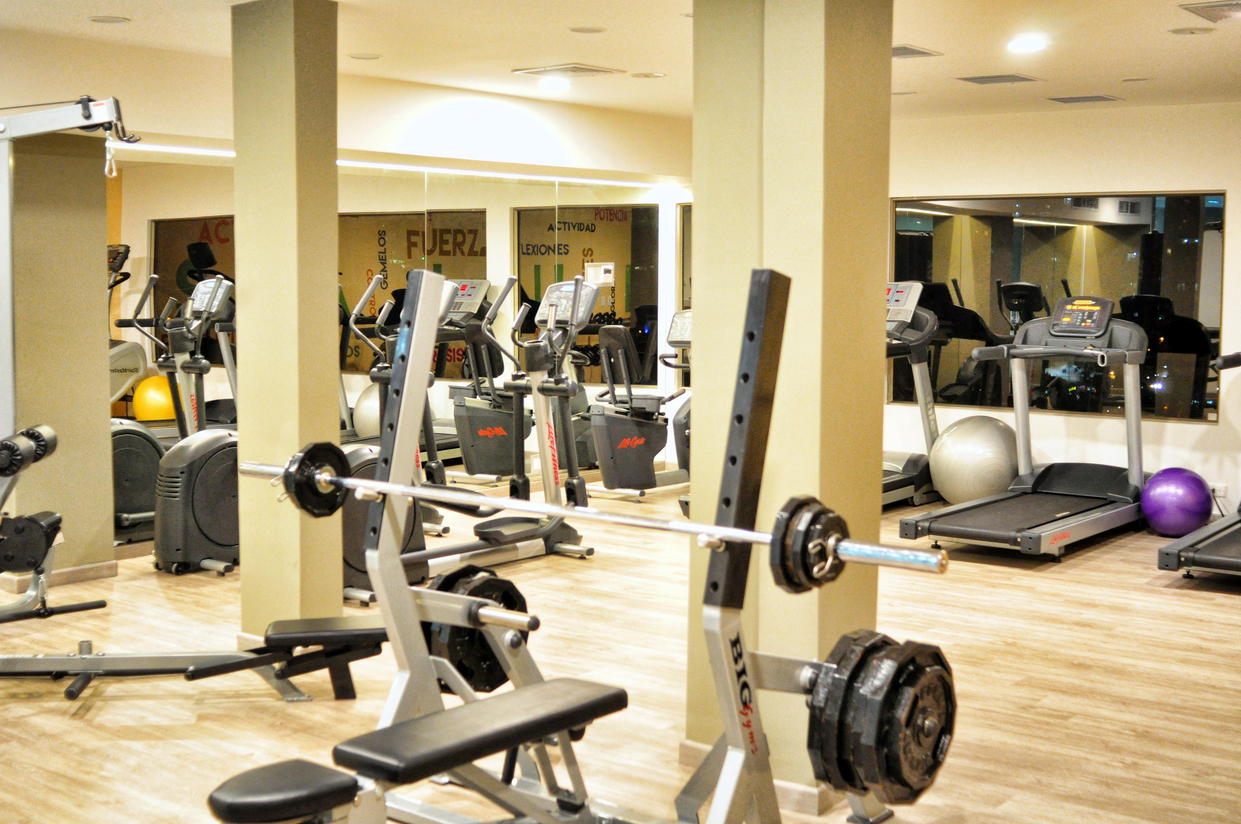 Hotel Dann Carlton Букараманґа Екстер'єр фото The gym at the hotel
